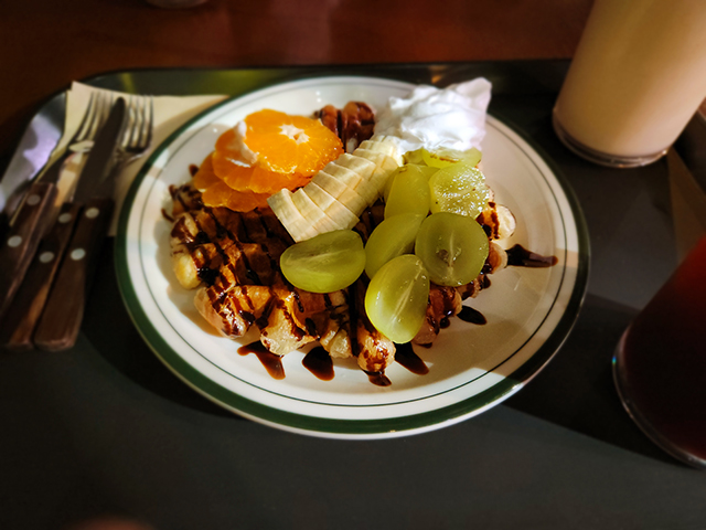 디저트 메뉴 과일 크로플.jpg